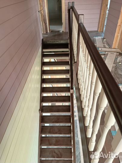 Деревянная лестница в коттедж под ключ