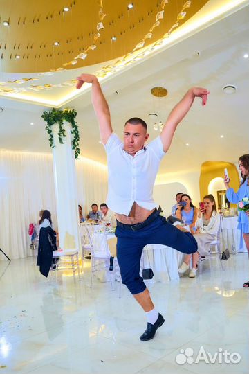 Современная ведущая и ди джей