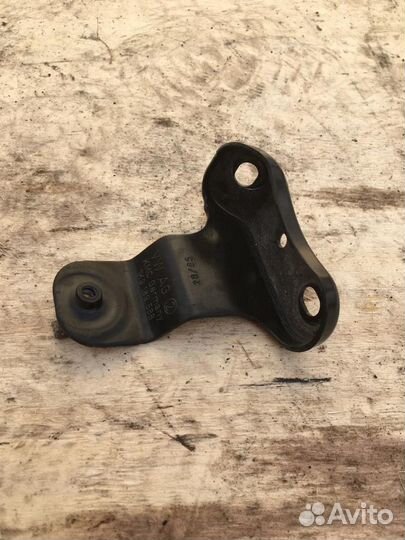 Кронштейн горловины бачка омывателя лобового стекл