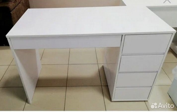 Компьютерный стол белый глянец