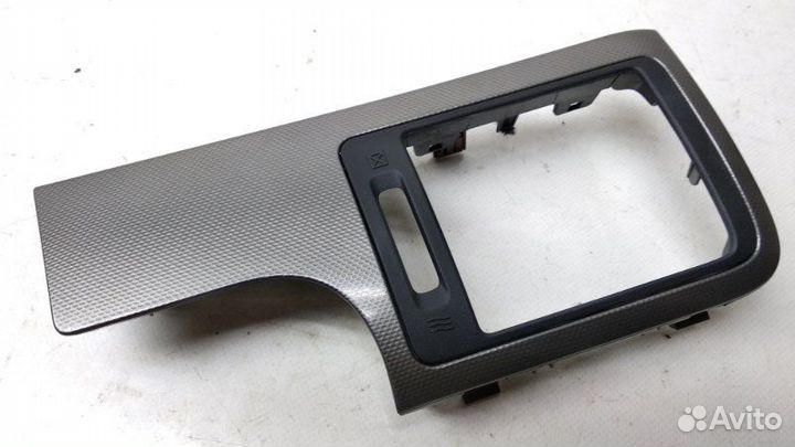 Накладка дефлектора передняя левая Nissan Armada