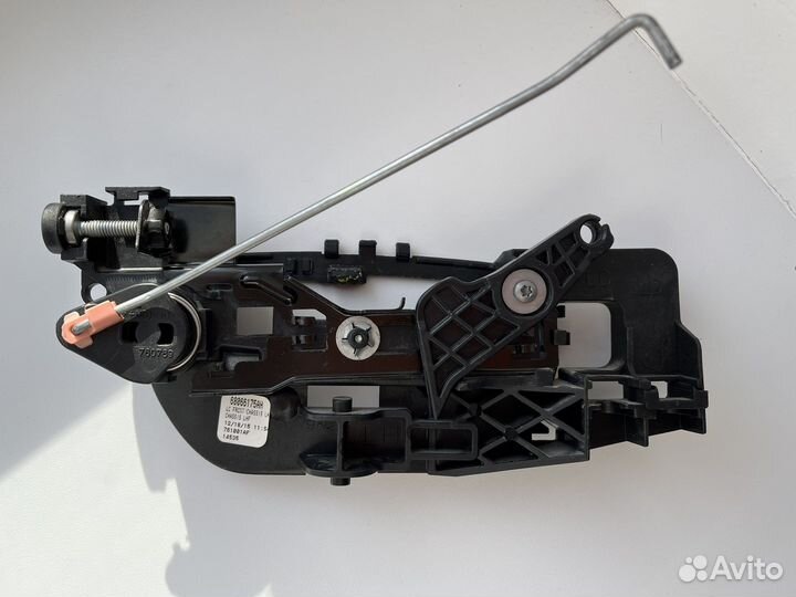 Кронштейн ручки двери левый Dodge Challenger