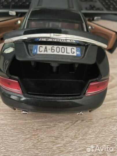 Aston Martin V12 Vanquish коллекционная модель