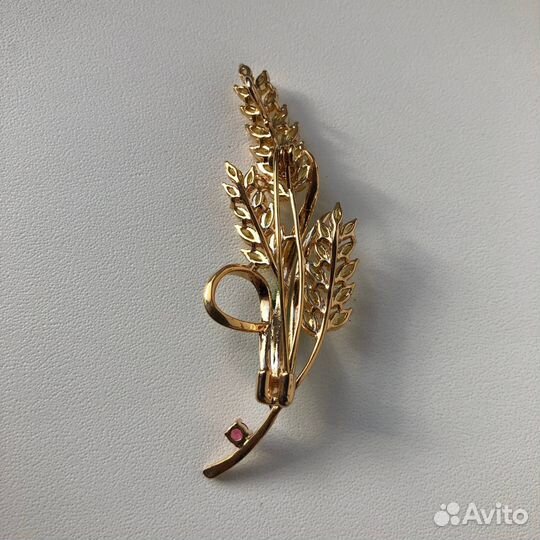 Красивая брошь 