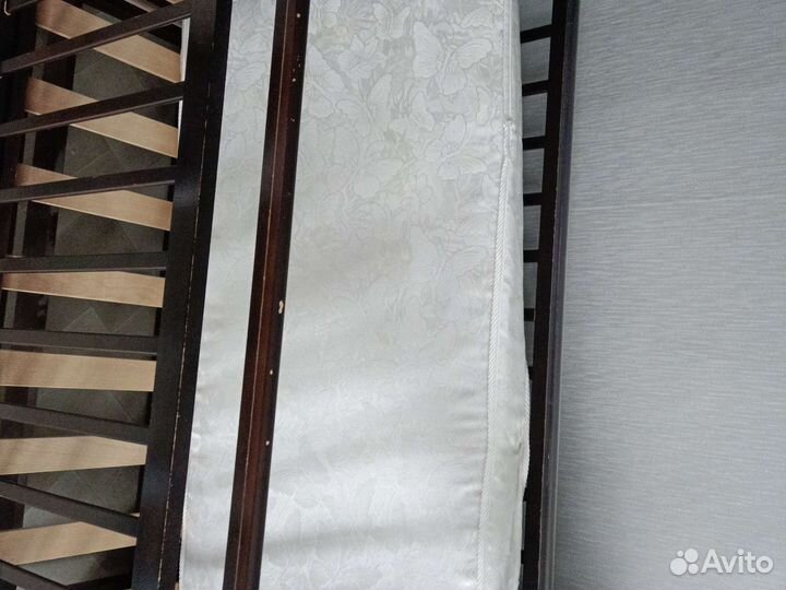 Детская кроватка с маятником