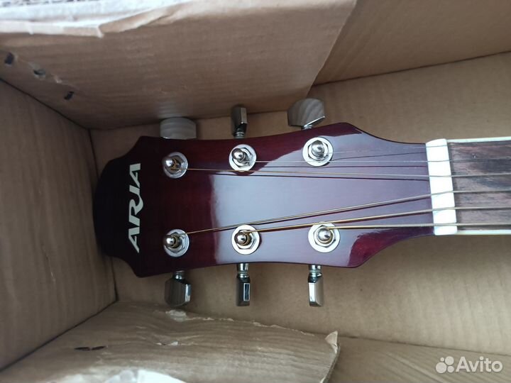 Продам гитару классическую aria