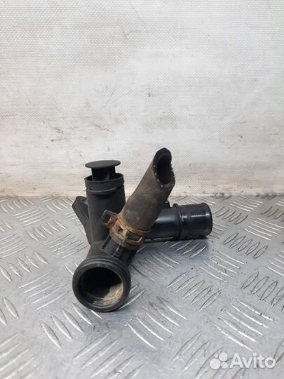 Фланец (тройник) системы охлаждения Ford Mondeo