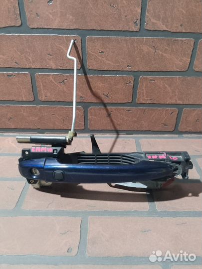 Ручка двери внешняя toyota isis ZNM10W 1zzfe FR/RH