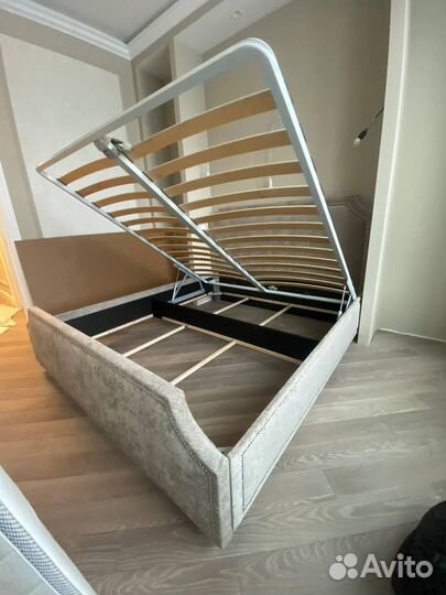 Кровать двухспальная с мягким изголовьем