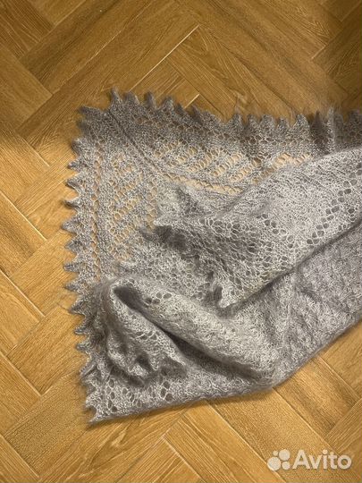 Пуховый платок ручной работы серый