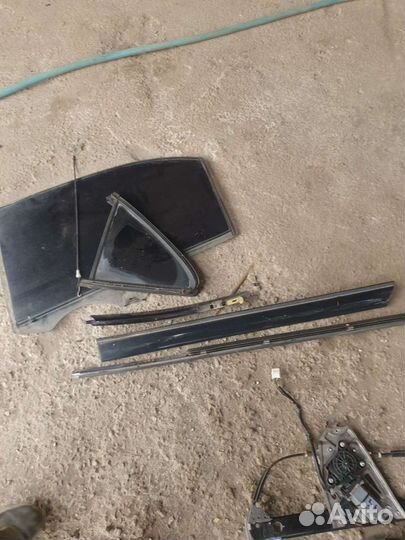 Заднее левое стекло на мерседес 220