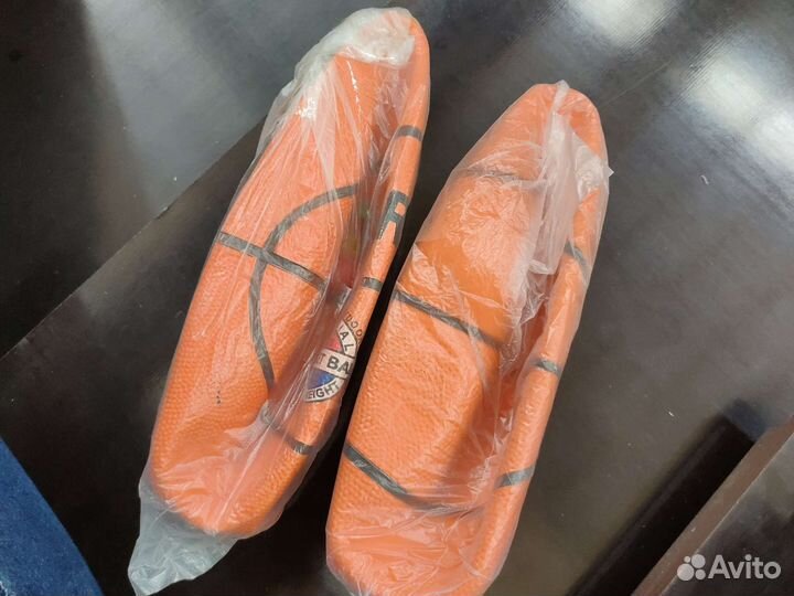 Баскетбольный мяч и футбольный