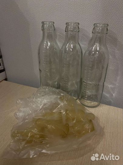 Стеклянные детские бутылочки и молочные соски