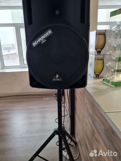 Музыкальный аппарат и свет(2 колонки,2 стойки пуль