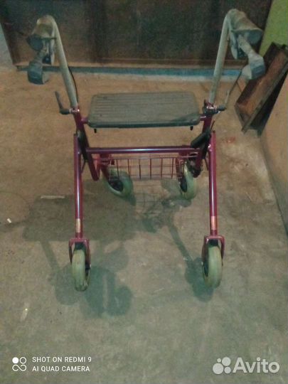 Удерживающая подставка с колесами