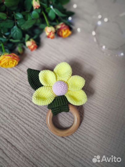 Вязаные игрушки, зайка, погремушка и пинетки