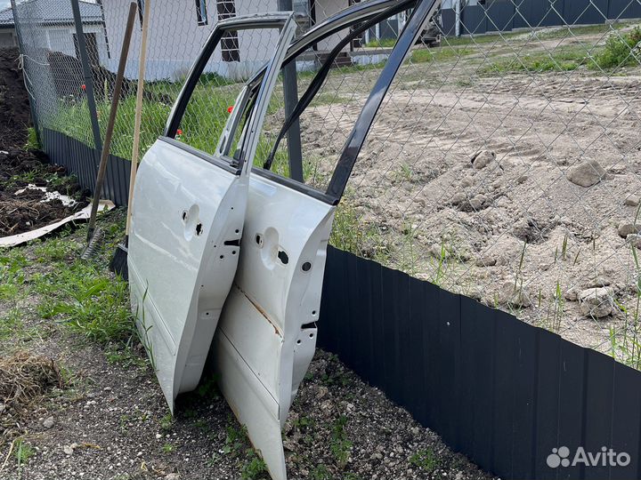 Двери левая задняя и передняя Toyota ipsum 2003