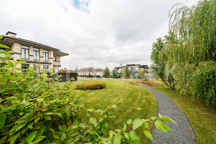 Дом 969,8 м² на участке 37,4 сот.