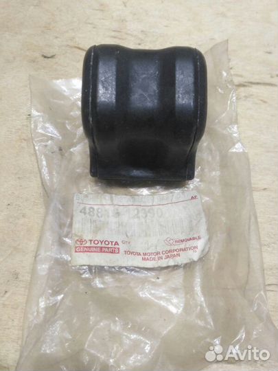 Втулка переднего стабилизатора правая Toyota Auris