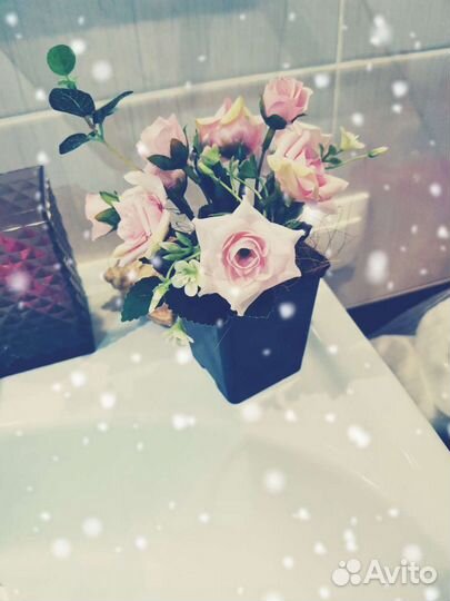 Искусственные цветы в горшке