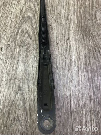 Поводок дворника передний левый Mercedes Ml-350