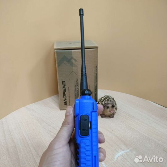 Рация Baofeng UV-5R синего цвета с гаранитурой