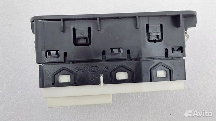 Кнопка стеклоподъемника задняя правая Hyundai