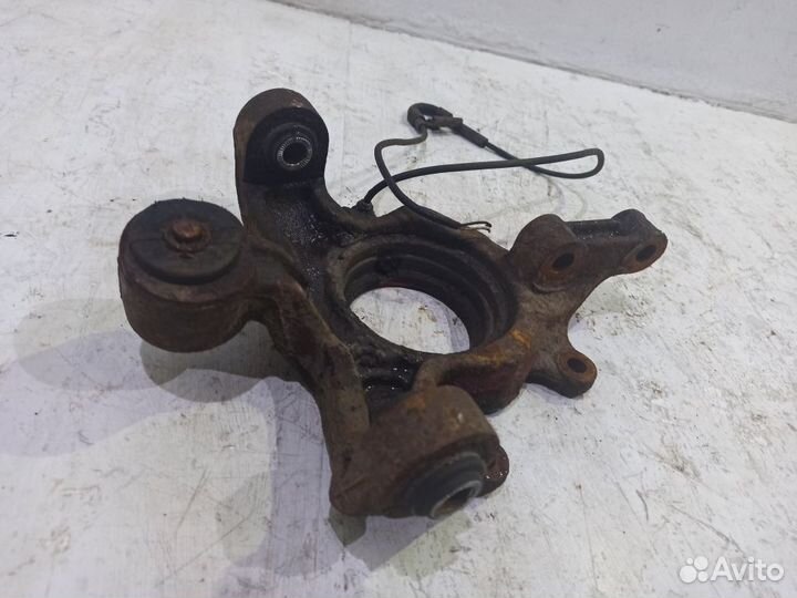 Кулак задний правый Тойота