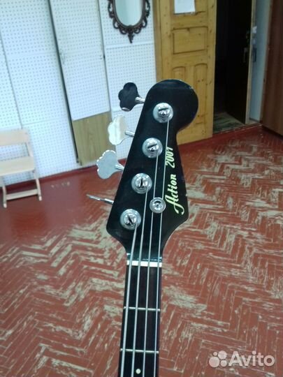 Фирменнная бас гитара
