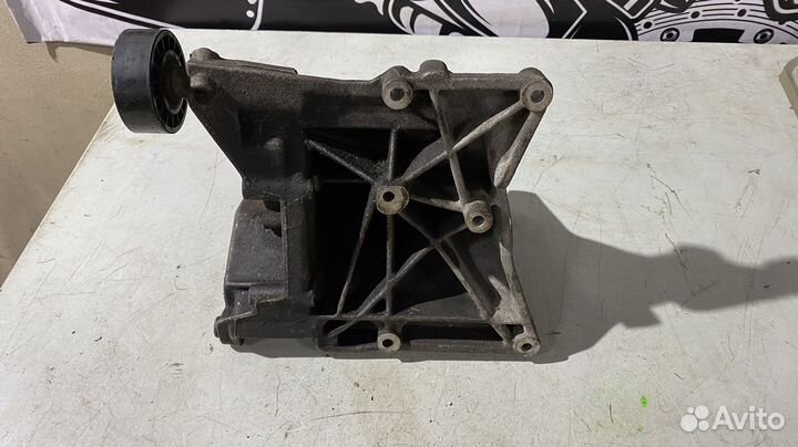 Кронштейн двигателя Mercedes Benz W208 M111