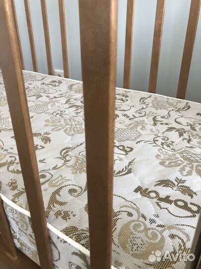 Детская кроватка с маятником и ящиком