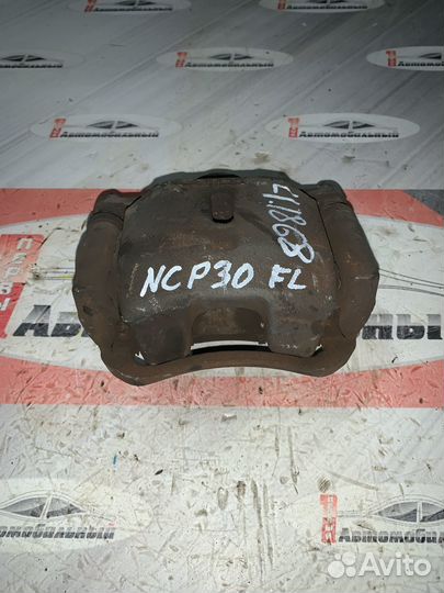 Суппорт перед лево c Toyota Funcargo NCP20 2NZ-FE