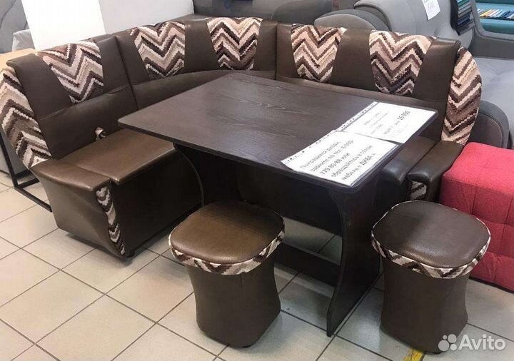 Кухонный уголок со столом и стульями