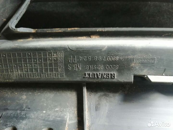 Решетка радиатора Рено Сандеро