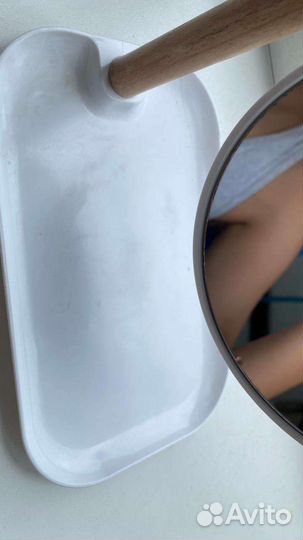 Зеркало с подставкой внизу