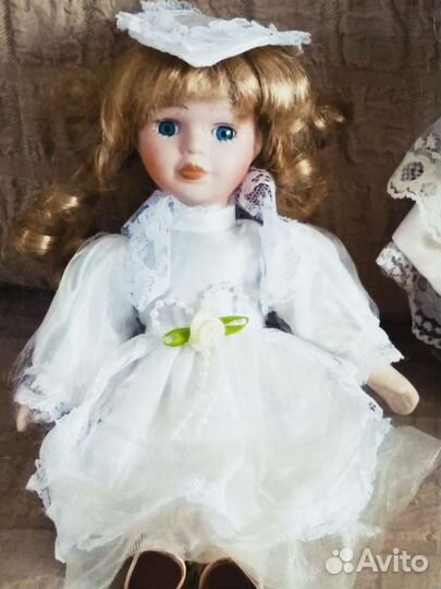 Кукла фарфоровая