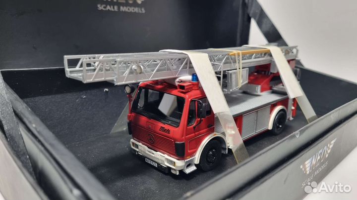 Модель Mercedes-Benz 1422 пожарный с лестницей