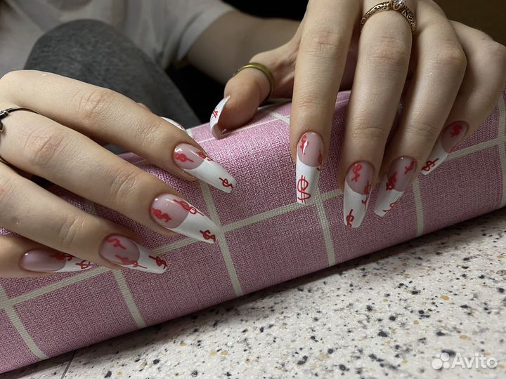 Мастер маникюра в студии