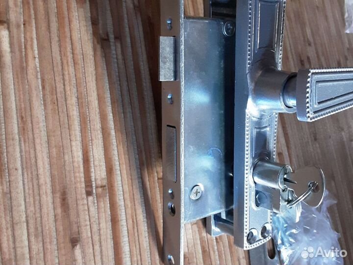 Замок врезной с ручкой