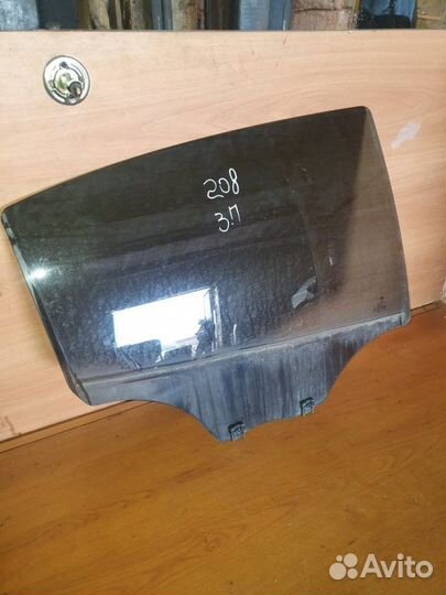 Стекло двери заднее правое Peugeot 208 хетчбек 1.6