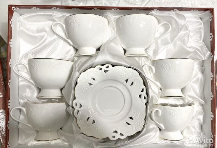 Роскошный чайный сервиз с резными блюдцами. Фарфор