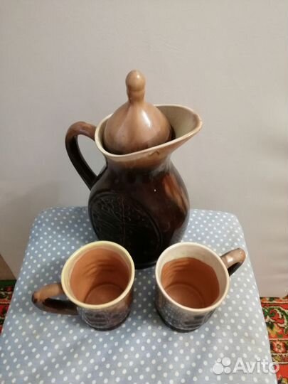Кувшин глиняный с кружками