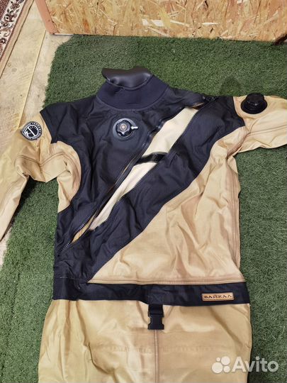 Сухой гидрокостюм для дайвинга