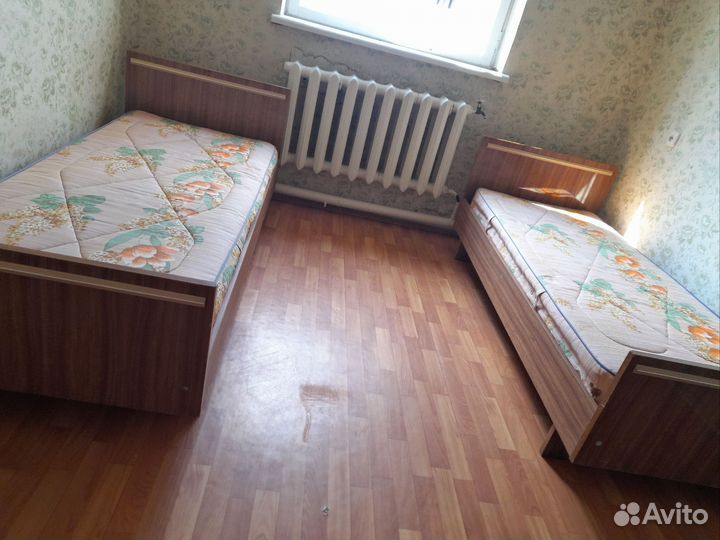 Компьютерный стол. 2 - кровати