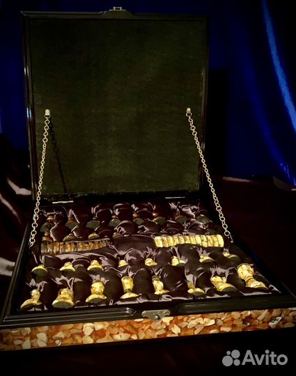 Шахматы из янтаря