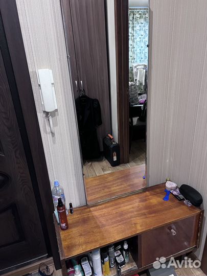 Отдам бесплатно зеркало с полками внизу