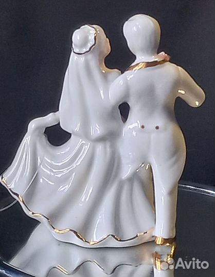 Статуэтка. Пара, танцующая вальс