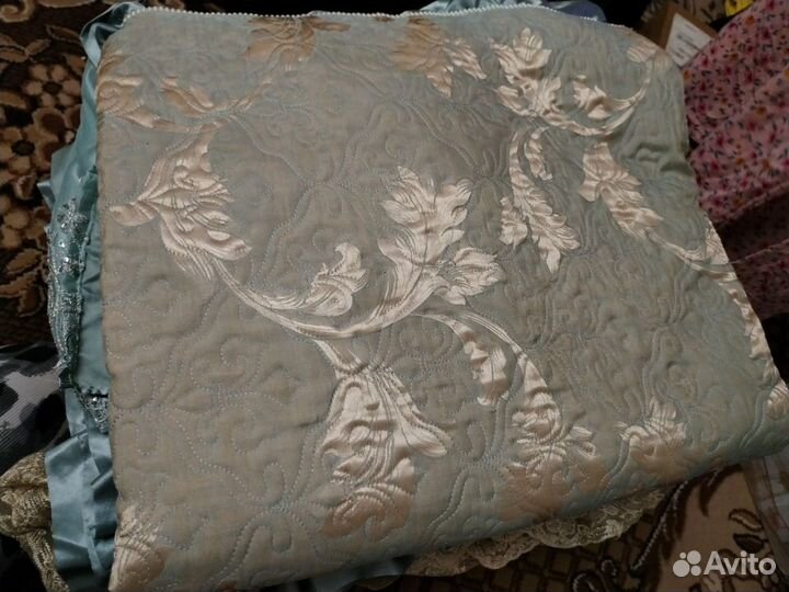 Пледы и покрывало