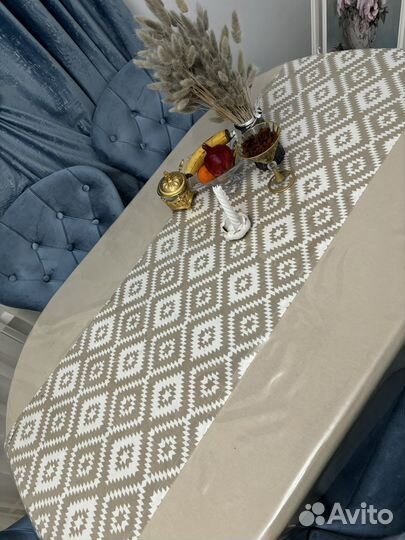 Скатерть и стулья