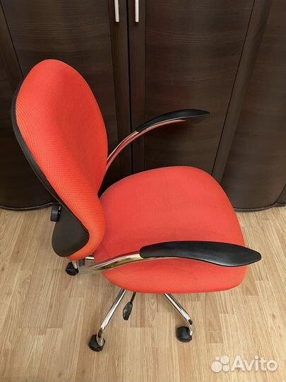 Компьютерное кресло на колесиках Бюрократ